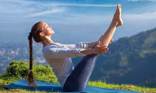 Yoga Tips: लिवर को मजबूती देकर पेट की समस्याओं को कम करता है नौकासन योग
