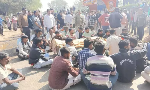Neemuch: बिजली विभाग की लापरवाही से गई Teacher की जान, ग्रामीणों का चक्का जाम Neemuch: बिजली विभाग की लापरवाही से गई Teacher की जान, ग्रामीणों का चक्का जाम