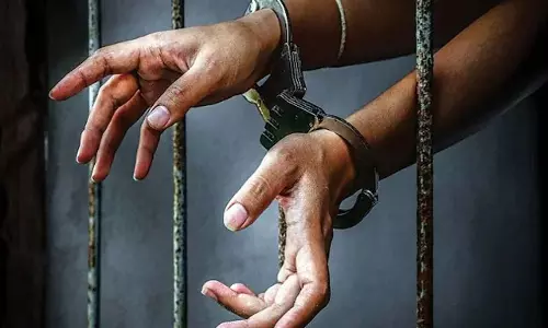 Kaushambi: खनन निरीक्षक पर हमला करने वाला फरार अभियुक्त गिरफ्तार Kaushambi: खनन निरीक्षक पर हमला करने वाला फरार अभियुक्त गिरफ्तार