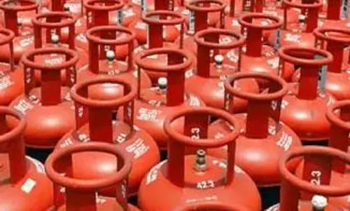 Rajasthan: अवैध गैस रिफिलिंग का भंडाफोड़, दो लोग हिरासत में Rajasthan: अवैध गैस रिफिलिंग का भंडाफोड़, दो लोग हिरासत में