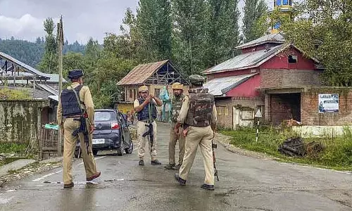 सुरक्षा बल Udhampur गांव में छिपे आतंकवादियों की तलाश कर रहे है