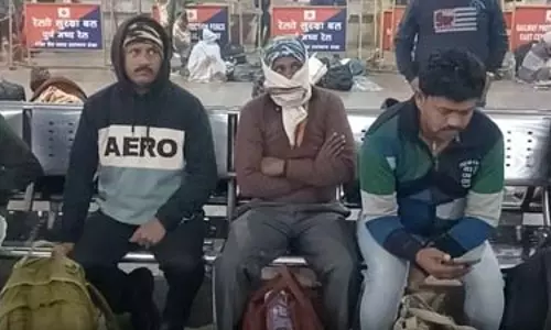 कोहरे से कई ट्रेनें 4 से 10 घंटे तक चल रही लेट, स्टेशन पर ठिठुरते हुए यात्रियों ने किया इंतजार