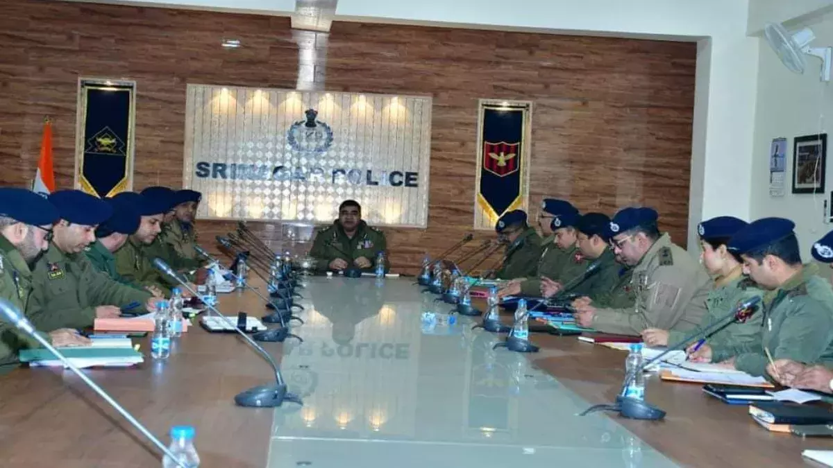 Jammu: सुरक्षा समीक्षा बैठक में वरिष्ठ पुलिस अधिकारियों ने की चर्चा Jammu: सुरक्षा समीक्षा बैठक में वरिष्ठ पुलिस अधिकारियों ने की चर्चा