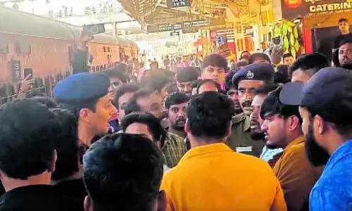 ट्रेन की चेन खींची गई और ट्रेन पटरी से उतर गई; RPF कर्मियों पर हमला हुआ ट्रेन की चेन खींची गई और ट्रेन पटरी से उतर गई; RPF कर्मियों पर हमला हुआ