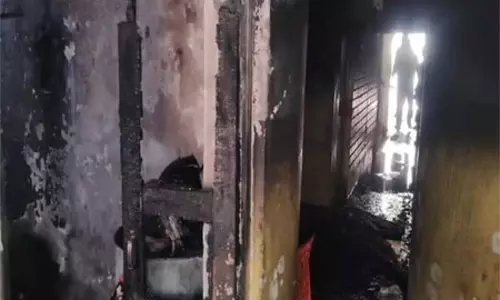 तीन मंजिला मकान में लगी भीषण आग, झुलसकर दो की मौत, छह जख्मी तीन मंजिला मकान में लगी भीषण आग, झुलसकर दो की मौत, छह जख्मी