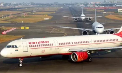Chennai एयरपोर्ट पर एयर इंडिया की फ्लाइट्स 7 घंटे तक लेट, यात्री फंसे Chennai एयरपोर्ट पर एयर इंडिया की फ्लाइट्स 7 घंटे तक लेट, यात्री फंसे