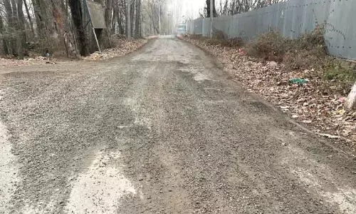 Bandipora में नई बनी ब्लैकटॉप सड़क कुछ ही हफ़्तों में टूट गई।