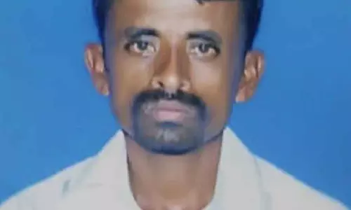 Magadi : धान काटने वाली मशीन की चपेट में आने से किसान की मौत Magadi : धान काटने वाली मशीन की चपेट में आने से किसान की मौत