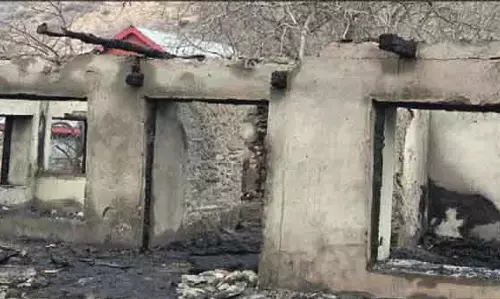 Kupwara करनाह आग की घटना में घर जलकर खाक हो गया Kupwara करनाह आग की घटना में घर जलकर खाक हो गया