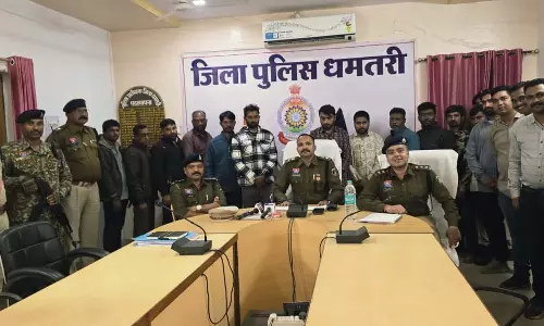 फर्जी इनकम टैक्स टीम का धमतरी पुलिस ने किया भंडाफोड़, 12 सदस्य गिरफ्तार फर्जी इनकम टैक्स टीम का धमतरी पुलिस ने किया भंडाफोड़, 12 सदस्य गिरफ्तार