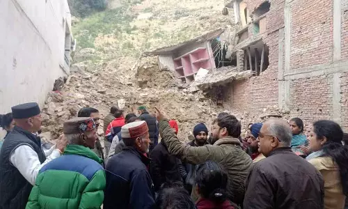 Kullu के इनर अखारा बाज़ार में भूस्खलन से प्रभावित लोगों को मलबा जल्द हटाने का आश्वासन दिया गया है Kullu के इनर अखारा बाज़ार में भूस्खलन से प्रभावित लोगों को मलबा जल्द हटाने का आश्वासन दिया गया है