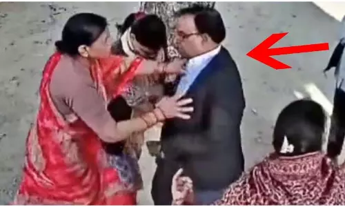 जब महिलाओं ने पकड़ा SDM का कॉलर...वीडियो सामने आने के बाद हड़कंप जब महिलाओं ने पकड़ा SDM का कॉलर...वीडियो सामने आने के बाद हड़कंप