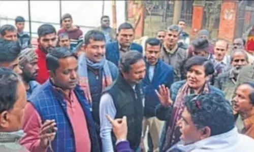 Bareilly: परीक्षा के दौरान छात्रों ने प्रॉक्टोरियल बोर्ड पर किया पथराव