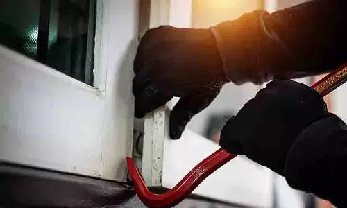 दिन दहाड़े चोरों ने धावा बोला, Rowta में 3 लाख रुपये का कीमती सामान लूटा गया। दिन दहाड़े चोरों ने धावा बोला, Rowta में 3 लाख रुपये का कीमती सामान लूटा गया।