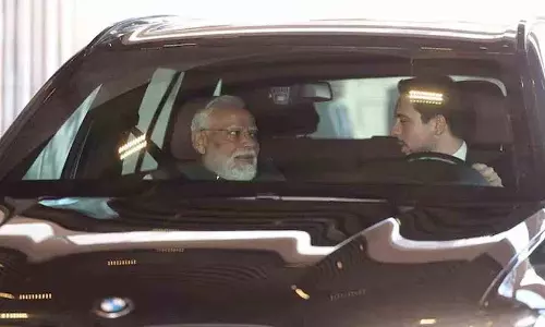 Jordan के राजकुमार खुद गाड़ी चलाते हुए पीएम मोदी को म्यूज़ियम ले गए Jordan के राजकुमार खुद गाड़ी चलाते हुए पीएम मोदी को म्यूज़ियम ले गए