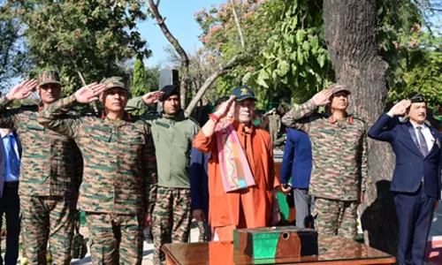 L-G सिन्हा ने अखनूर में राष्ट्रीय ध्वज के खंभे का उद्घाटन किया L-G सिन्हा ने अखनूर में राष्ट्रीय ध्वज के खंभे का उद्घाटन किया