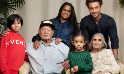 Arpita Khan की सोशल मीडिया पोस्ट में फैमिली के पुराने दिन Arpita Khan की सोशल मीडिया पोस्ट में फैमिली के पुराने दिन