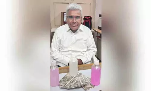 ओस्मानिया यूनिवर्सिटी के DEE को ACB ने रिश्वत लेते हुए पकड़ा ओस्मानिया यूनिवर्सिटी के DEE को ACB ने रिश्वत लेते हुए पकड़ा