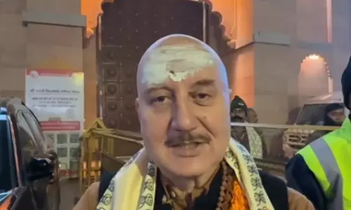 Anupam Kher की फ्लाइट कैंसिल, काशी विश्वनाथ के दर्शन का मौका मिला Anupam Kher की फ्लाइट कैंसिल, काशी विश्वनाथ के दर्शन का मौका मिला