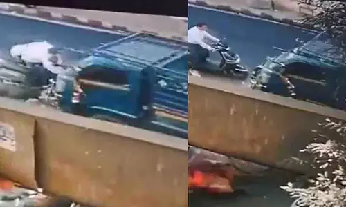 Surat में फोन पर बात करते टेम्पो ड्राइवर ने कई गाड़ियों को टक्कर मारी Surat में फोन पर बात करते टेम्पो ड्राइवर ने कई गाड़ियों को टक्कर मारी