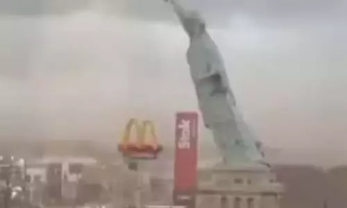 ब्राज़ील में तेज़ हवाओं के कारण Statue of Liberty की प्रतिकृति गिर गई, वीडियो वायरल ब्राज़ील में तेज़ हवाओं के कारण Statue of Liberty की प्रतिकृति गिर गई, वीडियो वायरल