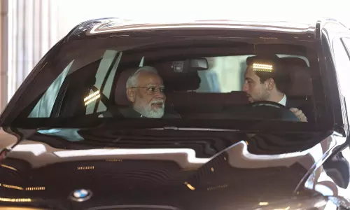 प्रोटोकॉल तोड़कर पैगंबर के 42 वे वंशज ने मोदी के लिए की कार ड्राइव प्रोटोकॉल तोड़कर पैगंबर के 42 वे वंशज ने मोदी के लिए की कार ड्राइव