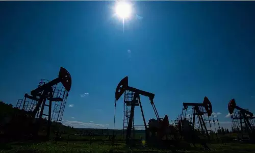 Russia-Ukraine बातचीत और चीन के कमजोर डेटा के कारण तेल की कीमतें $60 से नीचे गिरीं