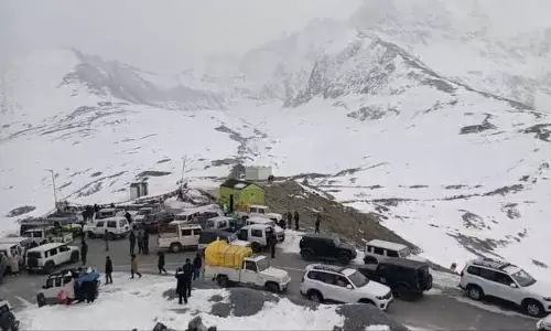ऊँचे इलाकों में ताज़ा बर्फबारी Lahaul-Spiti के शिंकुला में पर्यटकों को आकर्षित कर रही ऊँचे इलाकों में ताज़ा बर्फबारी Lahaul-Spiti के शिंकुला में पर्यटकों को आकर्षित कर रही