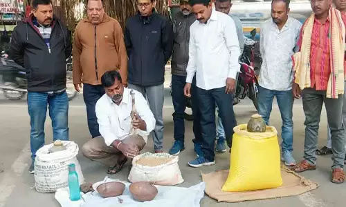 Sambalpur में धान खरीद मुद्दे पर किसानों का सांकेतिक विरोध