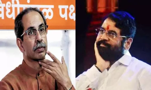 पूर्व नगरसेवकों के जय महाराष्ट्र, शिंदे गुट में शामिल होने से उद्धव सेना को झटका पूर्व नगरसेवकों के जय महाराष्ट्र, शिंदे गुट में शामिल होने से उद्धव सेना को झटका