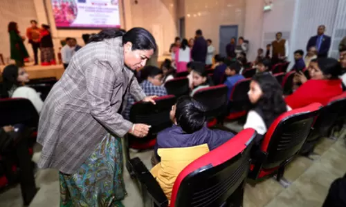 दिल्ली के CM ने महामारी के दौरान माता-पिता खोने वाले बच्चों से बातचीत की दिल्ली के CM ने महामारी के दौरान माता-पिता खोने वाले बच्चों से बातचीत की
