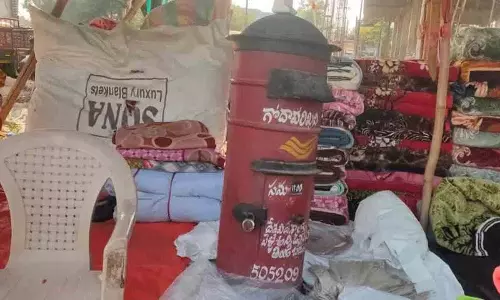 TBGKS ऑफिस के पास ऊनी कपड़ों की दुकान में छिपा हुआ पोस्ट बॉक्स TBGKS ऑफिस के पास ऊनी कपड़ों की दुकान में छिपा हुआ पोस्ट बॉक्स