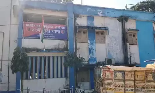 नकद, सोना और बंसीहारी की चोरी से इलाके में हड़कंप मच गया नकद, सोना और बंसीहारी की चोरी से इलाके में हड़कंप मच गया