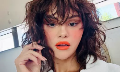 क्रिसमस की धूम: Selena Gomez के घर में 3 ट्री और एक गांव