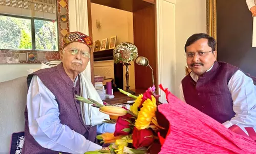 भाजपा अध्यक्ष ने लालकृष्ण आडवाणी से की आत्मीय भेंट भाजपा अध्यक्ष ने लालकृष्ण आडवाणी से की आत्मीय भेंट