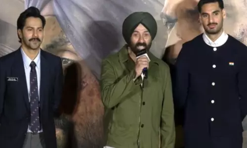धर्मेंद्र के निधन के बाद पहली बार सार्वजनिक हुए सनी देओल, ‘Border2’ टीज़र लॉन्च पर भावुक दिखे धर्मेंद्र के निधन के बाद पहली बार सार्वजनिक हुए सनी देओल, ‘Border2’ टीज़र लॉन्च पर भावुक दिखे
