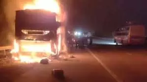 Mathura: यमुना एक्सप्रेसवे पर 4 बसें और कार जलकर खाक, 2 लोग जिंदा जले Mathura: यमुना एक्सप्रेसवे पर 4 बसें और कार जलकर खाक, 2 लोग जिंदा जले