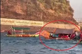Madhya Pradesh: ओंकारेश्वर में नाव पलटी, लाइफ जैकेट पहनने से बची11 श्रद्धालुओं की जान Madhya Pradesh: ओंकारेश्वर में नाव पलटी, लाइफ जैकेट पहनने से बची11 श्रद्धालुओं की जान