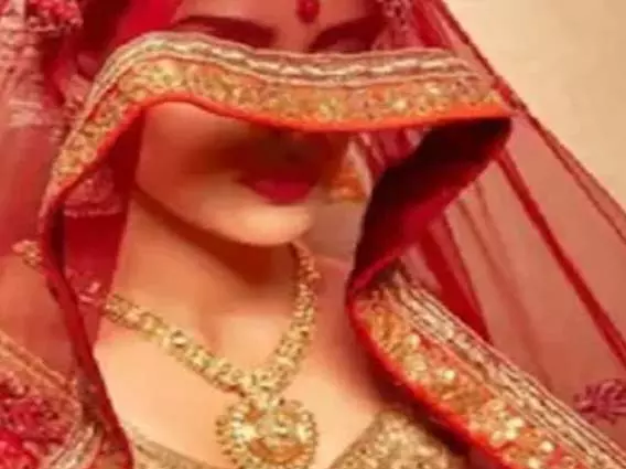 फर्जी शादी के बाद फंस गई लूटेरी दुल्हन, दूल्हे को धमका रहे गैंग के साथी फर्जी शादी के बाद फंस गई लूटेरी दुल्हन, दूल्हे को धमका रहे गैंग के साथी