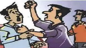 Jabalpur: हादसे के बाद गुस्साए ग्रामीणों ने आरटीओ कर्मचारी को पीटा Jabalpur: हादसे के बाद गुस्साए ग्रामीणों ने आरटीओ कर्मचारी को पीटा