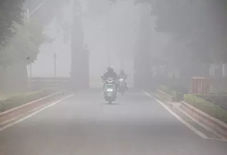 एनसीआर में कोहरे से अस्थायी राहत, लेकिन जहरीली हवा बरकरार, एक्यूआई 400 के पार एनसीआर में कोहरे से अस्थायी राहत, लेकिन जहरीली हवा बरकरार, एक्यूआई 400 के पार