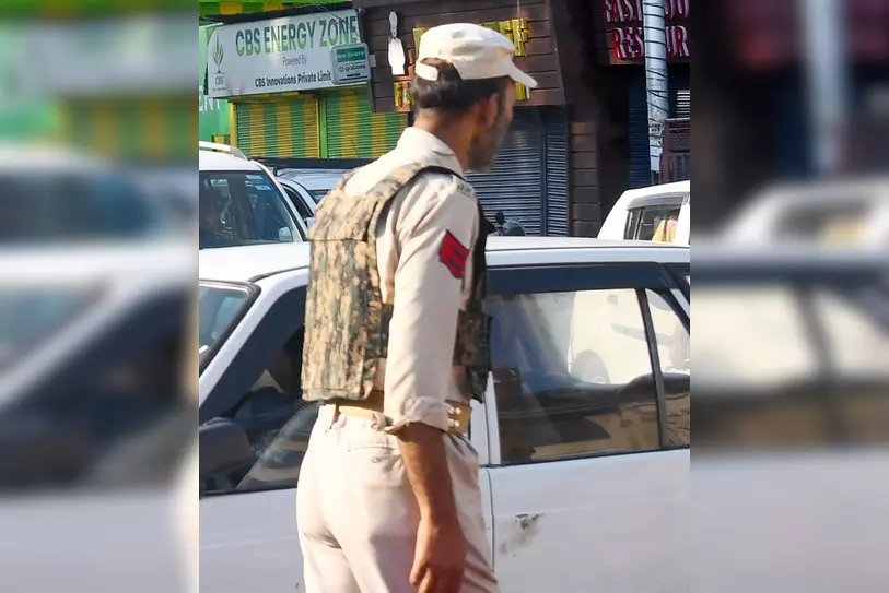 जम्मू-कश्मीर पुलिस की काउंटर-इंटेलिजेंस विंग ने कई जगहों पर छापेमारी की जम्मू-कश्मीर पुलिस की काउंटर-इंटेलिजेंस विंग ने कई जगहों पर छापेमारी की