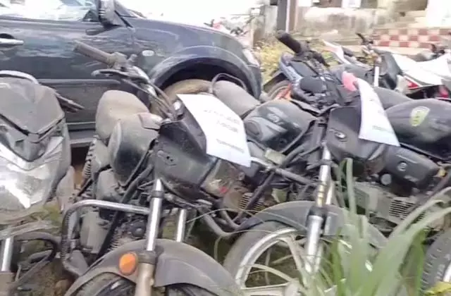Jammu-Kashmir: बड़े चोरी गिरोह का भंडाफोड़, लाखों का सामान बरामद Jammu-Kashmir: बड़े चोरी गिरोह का भंडाफोड़, लाखों का सामान बरामद