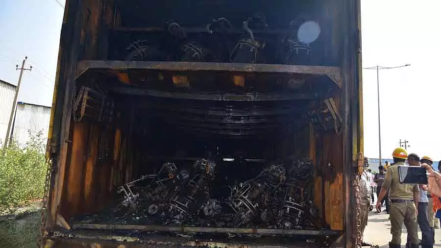 Karnataka : ट्रक में आग लगने से 40 नई बाइक जलकर खाक हो गईं Karnataka : ट्रक में आग लगने से 40 नई बाइक जलकर खाक हो गईं