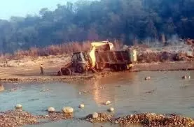 Fatehpur:खाद माफिया पर गिरी गाज, कृषि विभाग की छापेमारी से हड़कंप Fatehpur:खाद माफिया पर गिरी गाज, कृषि विभाग की छापेमारी से हड़कंप
