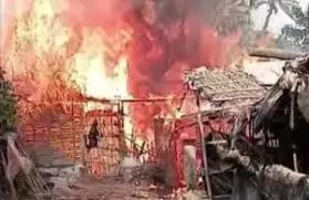 Samastipur: चूल्हे से निकली चिंगारी से घर में भीषण आग लाखों का नुकसान Samastipur: चूल्हे से निकली चिंगारी से घर में भीषण आग लाखों का नुकसान