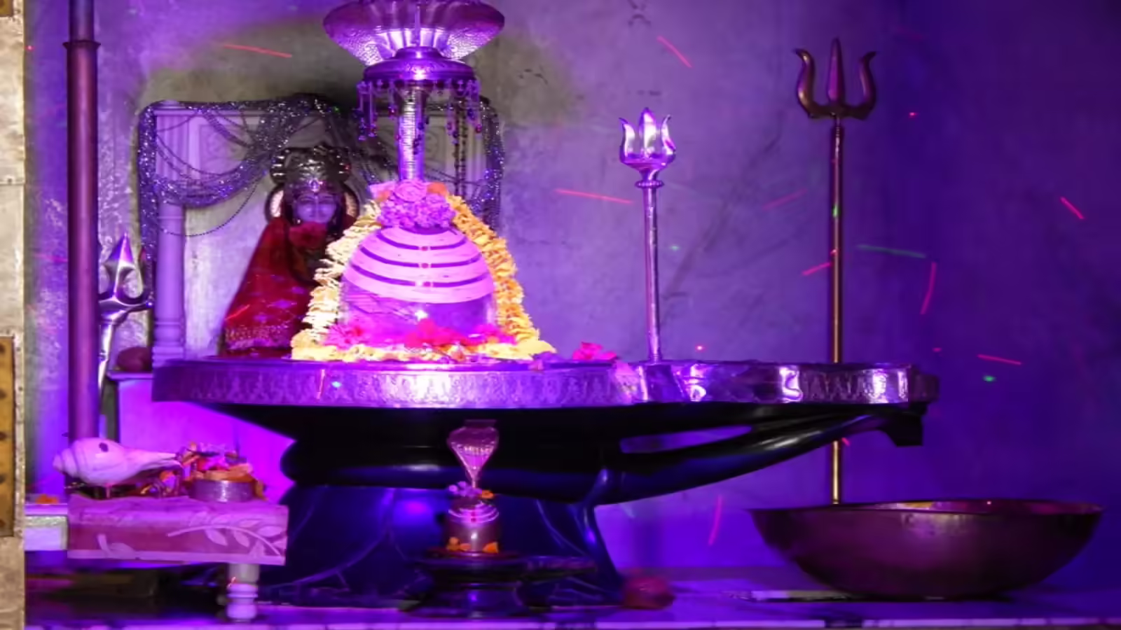 Seoni: सिवनी में पहुंचे विश्व के सबसे बड़े शिवलिंग, भक्तों में उत्साह Seoni: सिवनी में पहुंचे विश्व के सबसे बड़े शिवलिंग, भक्तों में उत्साह