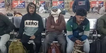 कोहरे से कई ट्रेनें 4 से 10 घंटे तक चल रही लेट, स्टेशन पर ठिठुरते हुए यात्रियों ने किया इंतजार कोहरे से कई ट्रेनें 4 से 10 घंटे तक चल रही लेट, स्टेशन पर ठिठुरते हुए यात्रियों ने किया इंतजार