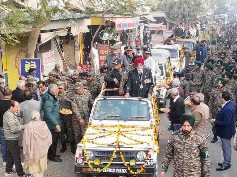 Fazilka ने 71 युद्ध विजय परेड के लिए देशभक्ति के रंग अपनाए Fazilka ने 71 युद्ध विजय परेड के लिए देशभक्ति के रंग अपनाए