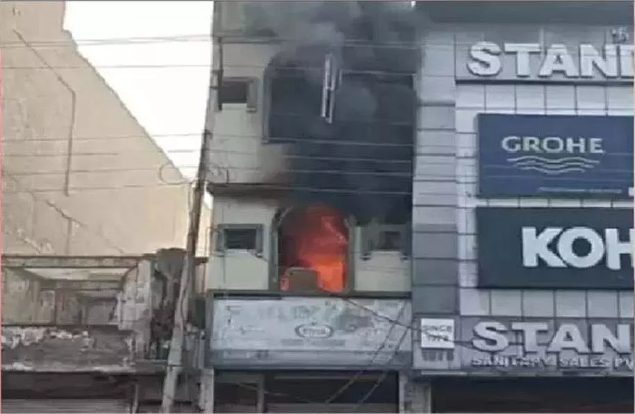 Haryana: फर्नीचर गोदाम में लगी आग,मची अफरा-तफरी Haryana: फर्नीचर गोदाम में लगी आग,मची अफरा-तफरी